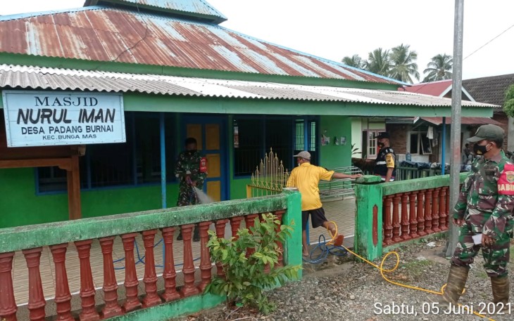 Desa Padang Burnai Semprotkan Desinfektan di Fasilitas Umum 