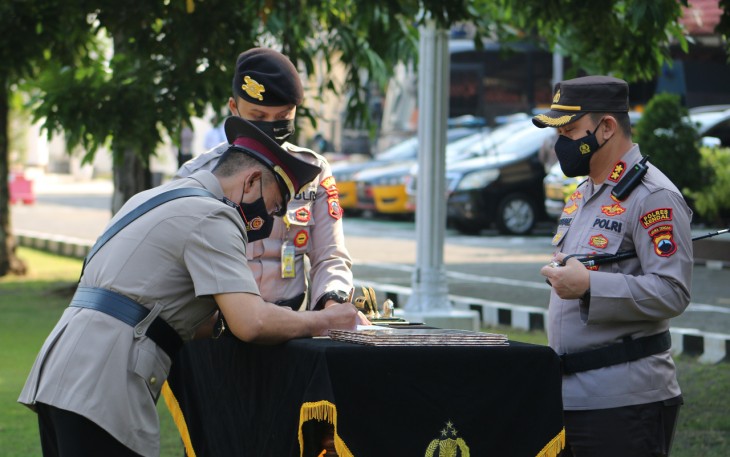 Polres Kendal laksanakan upacara Sertijab untuk beberapa Kapolsek yang dilaksanakan di halaman Mapolres Kendal pada hari Senin 7/6/2021.