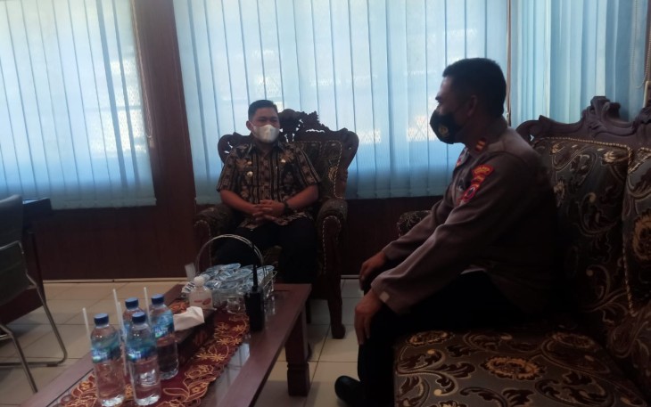 Silaturahmi Kapolsek diterima langsung oleh Camat Singorojo Sucipto STP.MM di ruangannya.