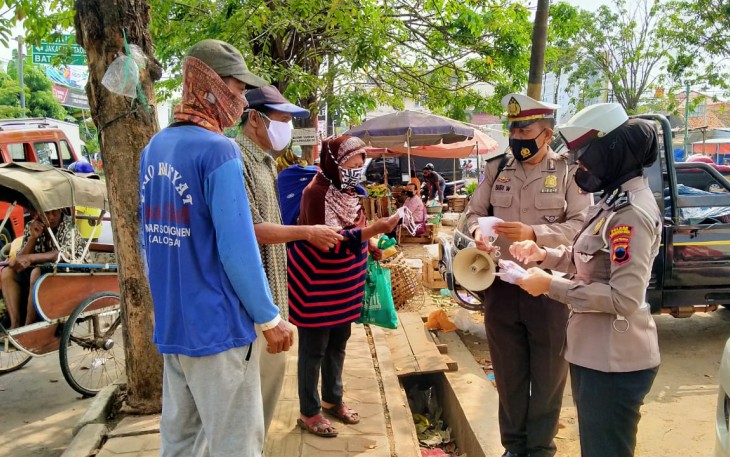 Polres Pekalongan Kota Polda Jateng membagikan masker gratis kepada penguna jalan agar terhindar dari Penyebaran Covid-19 di seputaran wilayah hukum Polres Pekalongan Kota Polda Jateng yakni di Jl. Sulatan Agung dan Jl. Agus Salim Kota Pekalongan, Selasa (7/6).