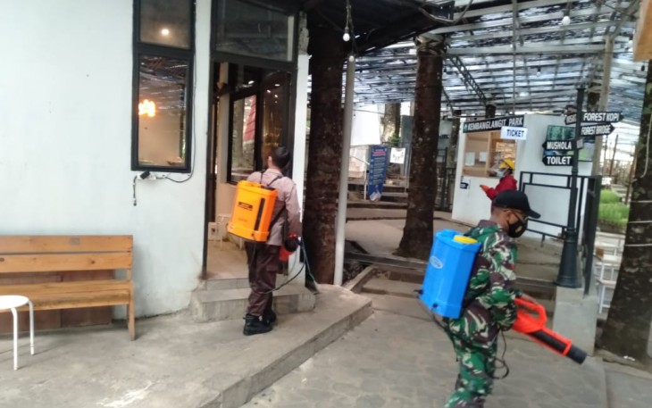 Sterilisasi Virus Covid-19 terus dilakukan Satgas PPKM Mikro dengan menyemprotkan cairan disinfektan di pemukiman, tempat wisata, tempat ibadah dan Gedung Pendidikan Anak Usia Dini (PAUD) Desa Kembang Langit, Kecamatan Blado, Kabupaten Batang, Rabu (9/6/21)