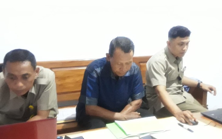 Petugas BPN Kabupaten Blitar dan Pemdes Karanggondang Saat Melayani Sertifikasi PTSL (foto : Faisal NR / Klikwarta.com)