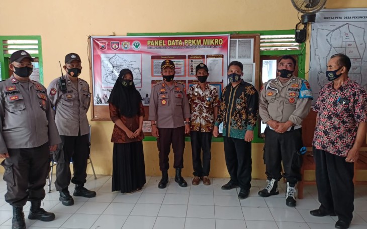 Kapolsek Pegandon bersama para Kanit foto bersama dengan Pemdes saat monitoring PPKM