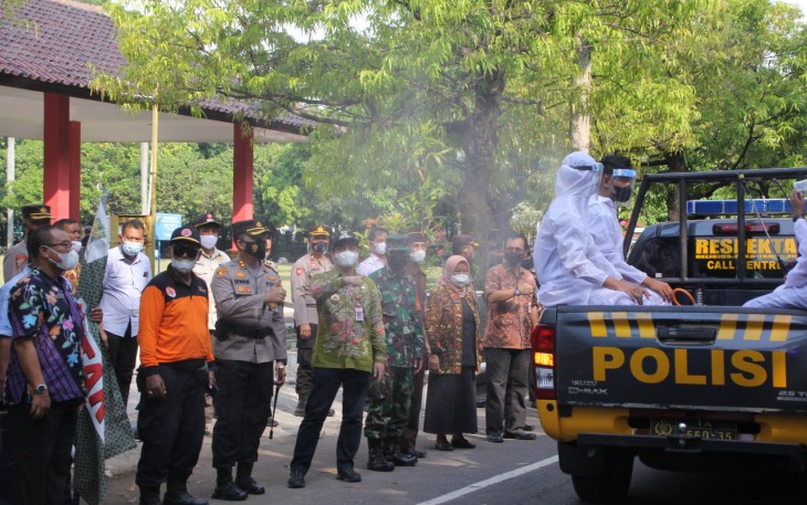 Petugas gabungan di Pemkot Pekalongan Jawa Tengah, melakukan penyemprotan disinfektan di beberapa jalan protokol dan tempat fasilitas umum, Kamis, (10/06/2021) siang hingga sore.