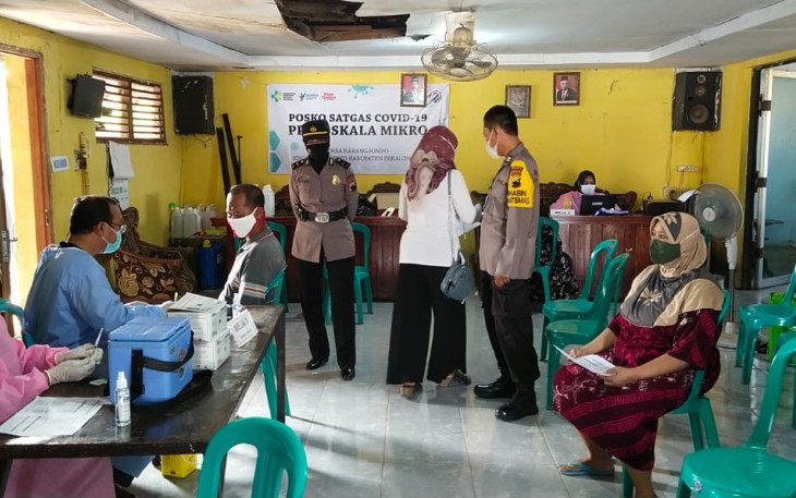 Tim Asistensi Ipda Lesatari, SH dan Tim lain yang sudah ditunjuk Kapolres Pekalongan Kota dengan Surat Perintah tugas melakukan pengecekan Posko PPKM di Karangjompo Kecamatan Tirto Pekalongan, Sabtu (12/06/21) siang.