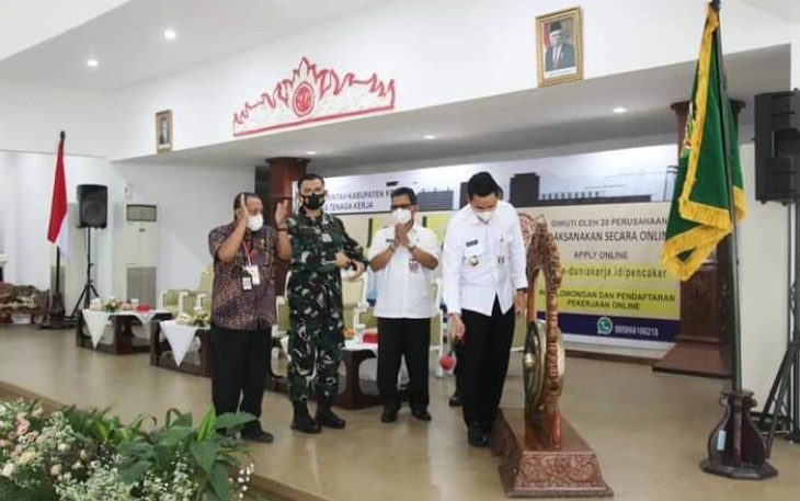 Pemerintah Kabupaten Kendal melalui Dinas Tenaga Kerja menggelar Job Fair Online 2021, Rabu (16/06/2021) bertempat di Pendopo Tumenggung Bahurekso Kendal.