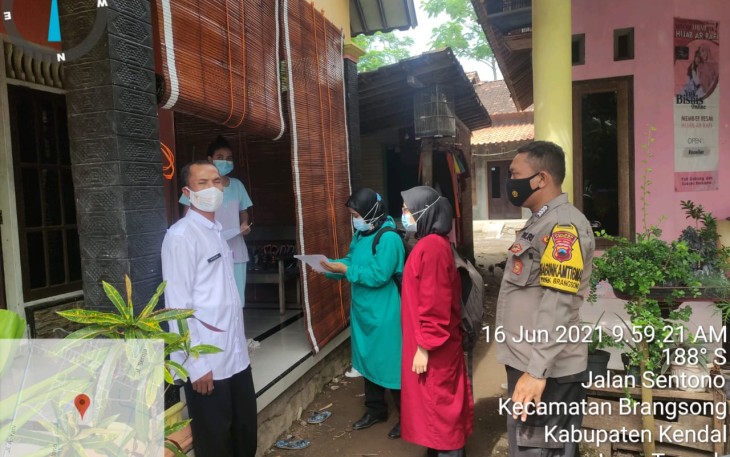 Kapolsek Brangsong AKP Slamet Mustanto SH. MH. yang diwakili oleh Bhabinkamtibmas  melaksanakan pengamanan dan pendampingan giat tracking warga Desa Brangsong Rt 18 Rw 06 pada hari Rabu, 16/6/2021.