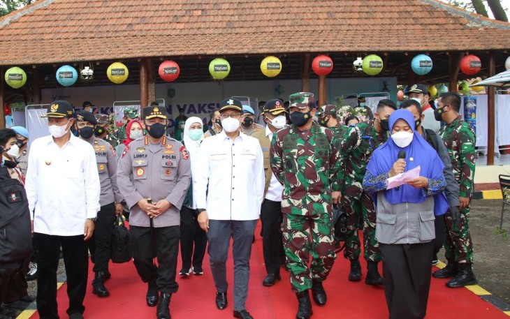 Didampingi Forkopimda Jawa Timur, Panglima TNI, Kapolri, Mentri Kesehatan (Menkes) dan Kepala BNPB, pantau pelaksanaan vaksinasi yang berlangsung di Ngrowo Bening, Madiun, pada Jumat (18/6/2021).