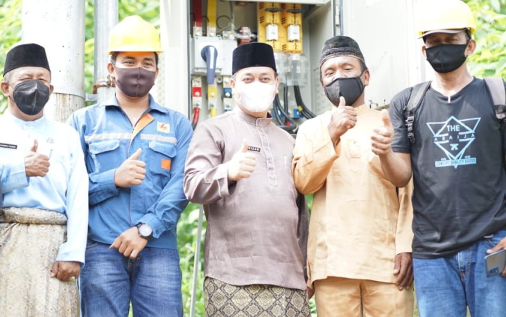 Bupati Lingga Resmikan Aliran Listrik dan Air Bersih di Pulau Lipan