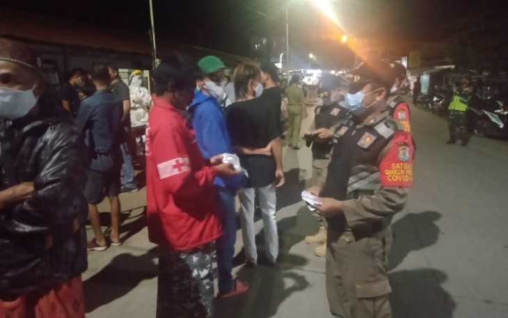 Petugas gabungan melaksanakan operasi Yustisi di  Pasar Sidorejo Kecamatan Brangsong Kabupaten Kendal pada hari Jum'at malam tanggal 18/6/2021. 