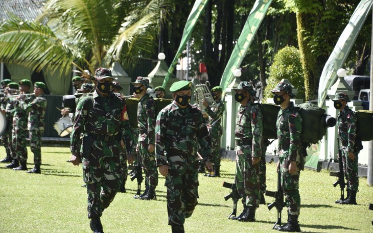 Danrem 131/Stg saat melakukan pengecekan pasukan 