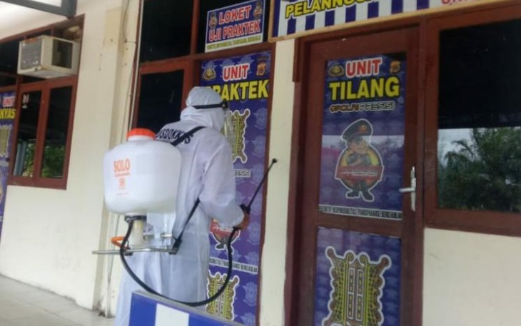 Petugas saat menyemprotkan cairan disifektan