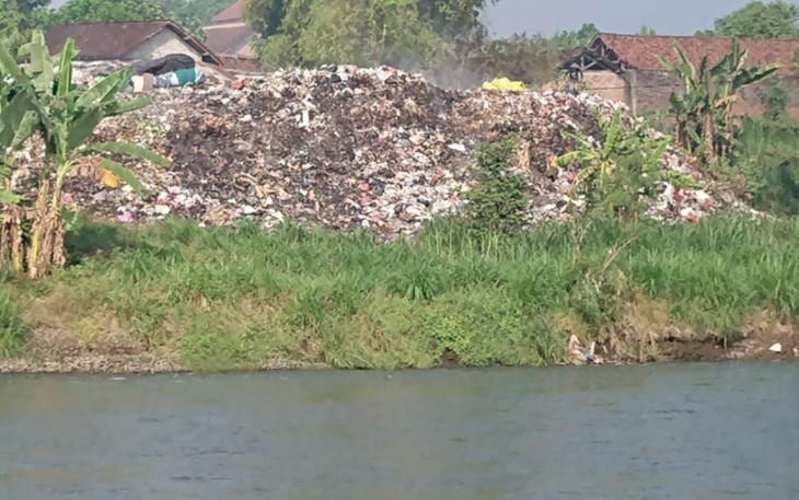 Penumpukan Sampah di Bantaran Sungai