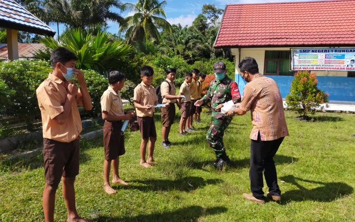 Babinsa Koramil Rungan Edukasi Disiplin Prokes di Sekolah