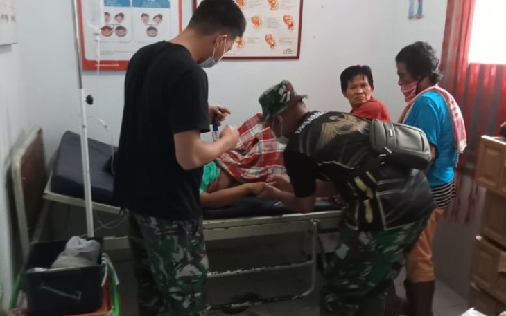 Tim medis Satgas TMMD saat bantu persalinan warga