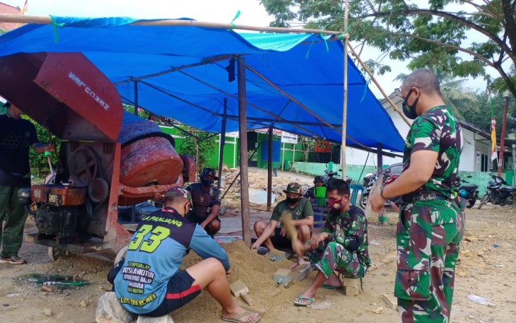 Anggota Kodim 1417/ Kendari melaksanakan pencetakan Paving Blok Dalam rangka menjelang TMMD ke 112 TA. 2021 Kodim 1417/Kdi, kegiatan berlangsung di depan Mesjid Al-Mukhlisin Jl. Pahlawan, Kel. Kemaraya, Kec. Kendari Barat, Kota Kendari, Prov. Sultra, Selasa (24/08/2021).
