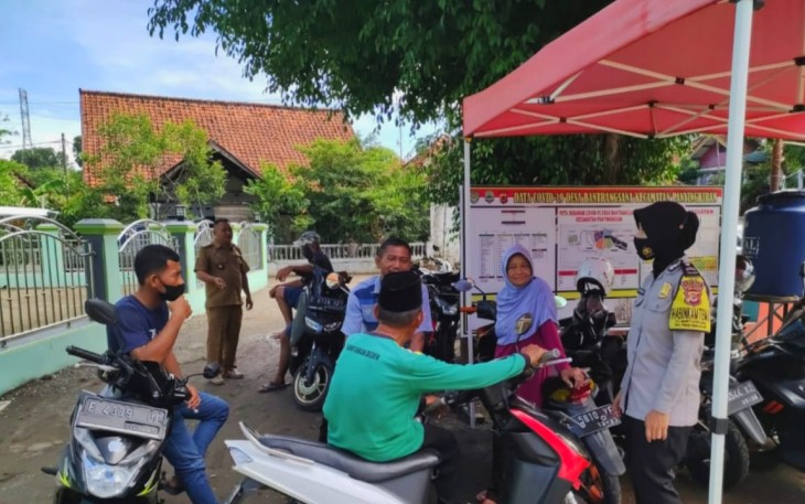 Kapolsek Panyingkiran-Polres Majalengka, Melalui Polwan Mengingatkan Kepada Warga Pentingnya Harus Patuhi Prokes