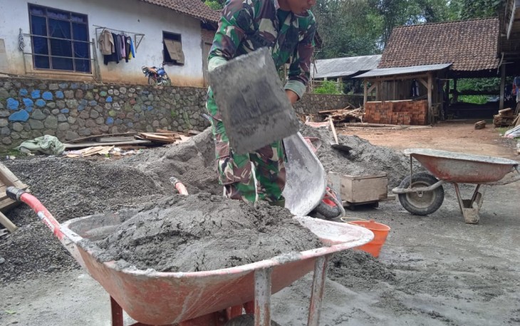 Kepiawaian Satgas TMMD Dalam mengolah Adonan Campuran