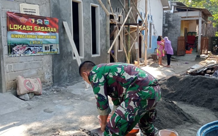 Teman Setia Satgas TMMD 112 Cangkul dan Semen Cor  