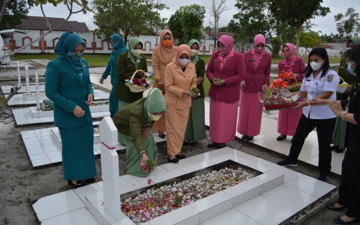 Organisasi wanita di Kalteng, dari Tim Penggerak PKK, Ibu Wakil Gubernur, Dharma Wanita Persatuan (DWP), Bhayangkari, Persit Kartika Chandra Kirana, dan lainnya melakukan ziarah ke Taman Makam Pahlawan Sanaman Lampang