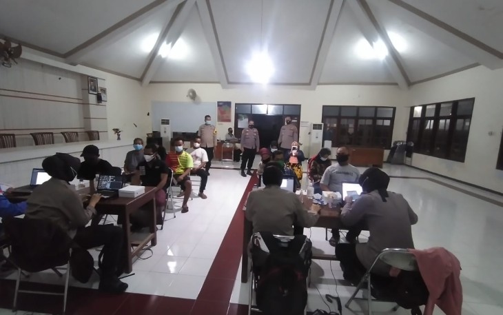Kapolsek Rowosari bersama Bhabinkamtibmas Desa Rowosari monitoring Vaksinasi di Aula Kecamatan Rowosari Selasa 2/11/2021