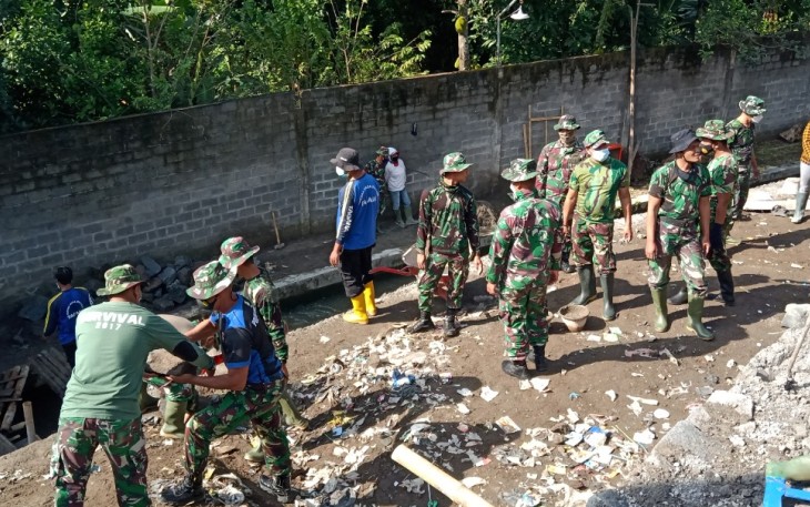 SATGAS TMMD TETAP SEMANGAT DAN JAGA PROKES SAAT BANGUN TALUD