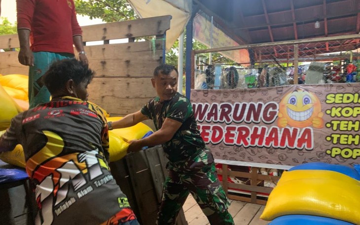 Babinsa Koramil 1016-01/Pahandut Pelda Agus Wiyono ikut aktif dalam membantu proses kegiatan penyaluran bantuan sosial berupa bantuan beras dari Dinas Sosial kepada warga yang terdampak banjir di wilayah Kelurahan Tumbang Rungan, Kecamatan Pahandut