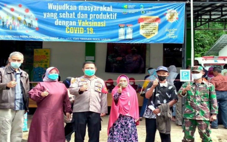 Kapolsek Bersama Bhabinkamtibmas Monitoring Vaksin Presisi Polri di PKM Cisompet