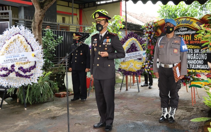 Kapolres Tulungagung Pimpin Upacara Pemakaman Anggotanya