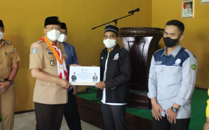 Gubernur Bengkulu Rohidin Mersyah menyerahkan secara simbolis Zakat berupa beasiswa untuk mahasiswa dan pelajar serta Yayasan di Kantor BAZNAS Provinsi Bengkulu