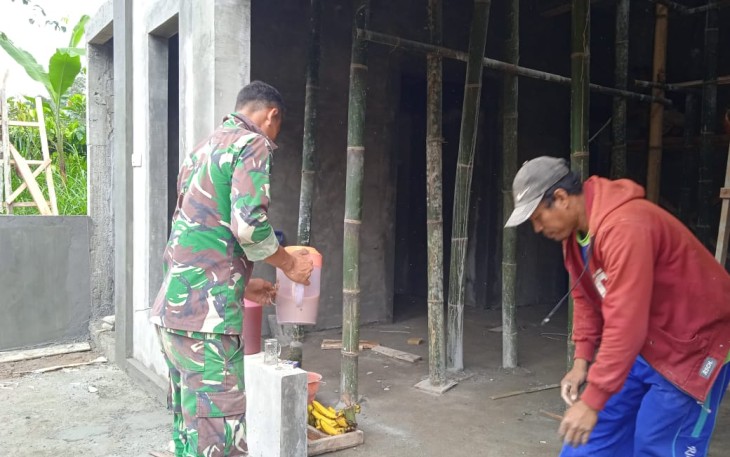 Tuangan Kopi Susu Penambah Stamina Bekerja Satgas TMMD 112 Kodim 0818