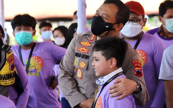Kapolda Jateng merangkul salah satu anak penerima bantuan trauma healing di Mako Bromob Srondol, Selasa (2/11/2021)