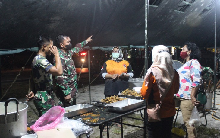  Dandim 1016/Palangka Raya Kolonel Inf Rofiq Yusuf S.Sos di dampingi Kasdim Letkol Inf Abd. Salim meninjau dapur umum di Posko Siaga Bencana Banjir Kodim 1016/Palangka Raya