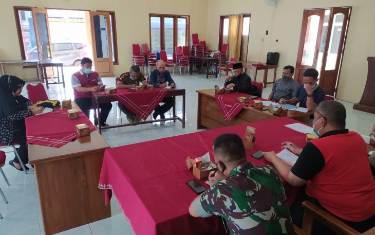 Kapolsek Limbangan IPTU Rasban SH menghadiri Rapat Koordinasi pelaksanaan ujian lowongan perangkat Desa bertempat di Aula Kecamatan Limbangan
