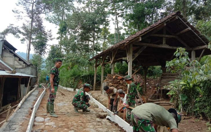 Satgas TMMD Mulai Membuat Mal Untuk Pengecoran Jalan Pemukiman