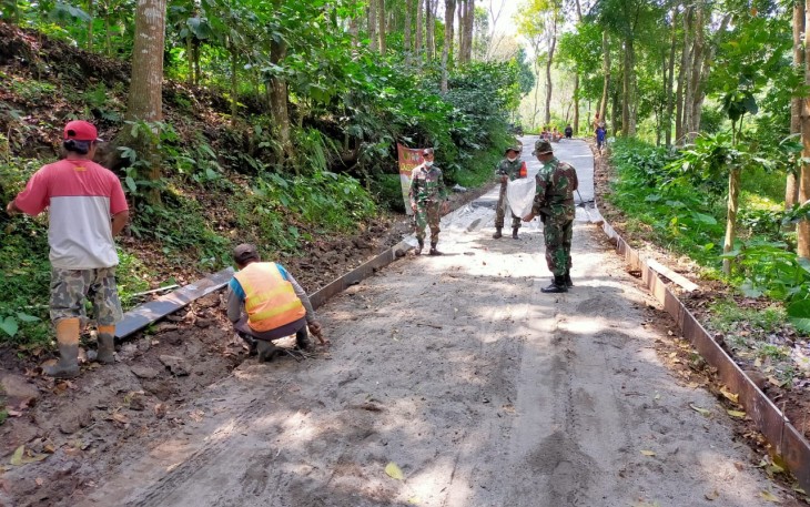 Pengerjaan Rabat Beton Terus di Kebut di TMMD 112