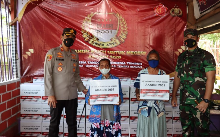 Kapolres Tulungagung Bersama Dandim 0807 Beri Bansos Kepada Percatu dan Lansia