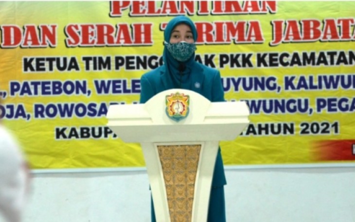 Ketua PKK Kabupaten Kendal Wynne Fredrica memberikan sambutan saat pelantikan 10 TP PKK