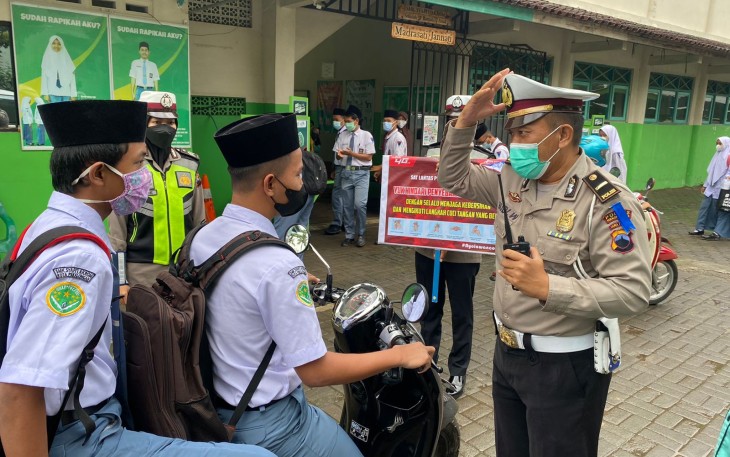 Jajaran Polres Pekalongan Kota menghimbau  siswa SMK Syafi'i Akrom Kecamatan untuk tertib berlalu lintas dengan memakai helm. Selasa 16/11/2021