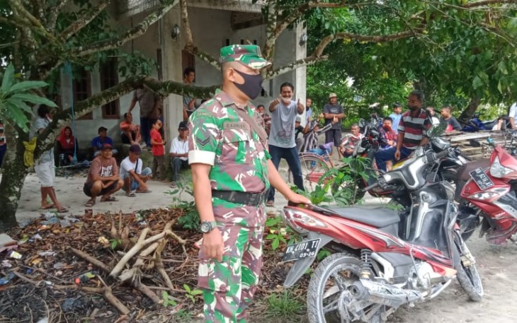 Babinsa Kelurahan Tumbang Tahai Sertu Dahniar anggota Koramil 1016-02/Bukit Batu mengikuti pemilihan ketua RT 002 yang dilaksanakan di halaman rumah bapak Jasmin warga Kelurahan Tumbang Tahai, Kecamatan Bukit Batu, Kota Palangka Raya