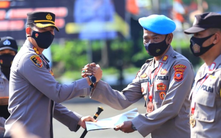 Kapolres Garut - Polda Jabar, Gelar Apel Jam Pimpinan, Berikan Apresiasi Kepada Anggota Berprestasi Dan Personil Purnabakti