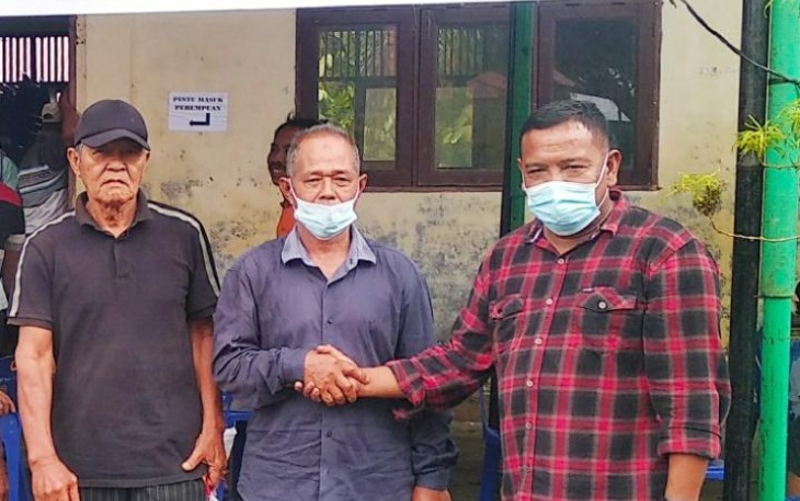 Sekretaris Panglima Laot Kabupaten Aceh Singkil, Dara Qutni (kanan) saat bersama masyarakat usai menjalani vaksinasi covid-19