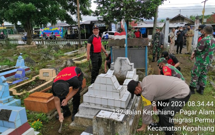 Karya Bhakti Kabupaten Kepahiang, Bersama Membersihkan Makam Pahlawan