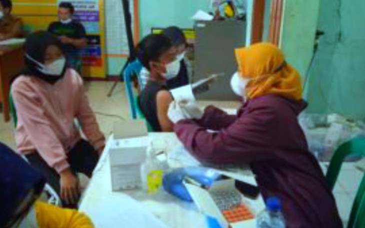 Bhabinkamtibmas dan Babinsa Monitoring Kegiatan Vaknisasi 500 Dosis di Kadungora