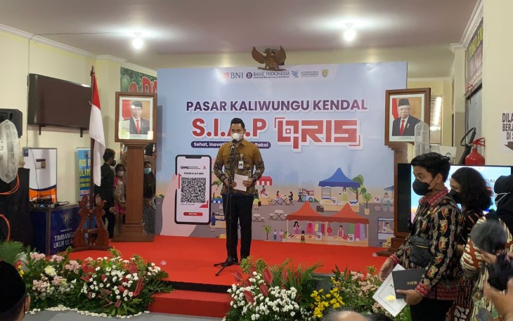 Bupati Kendal memberikan sambutan saat peresmian pasar pagi Kaliwungu sebagai pasar SIAP QRIS di halaman Pasar Pagi Kaliwungu, Kamis 25/11/2021