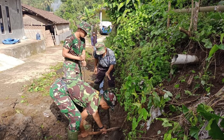 Satgas TMMD 112 Kodim 0818/Malang-Batu Bersama Warga Kerjakan Drainase