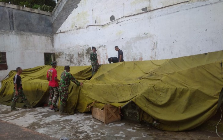 Satgas TMMD kodim Bitung saat akan mendirikan tenda