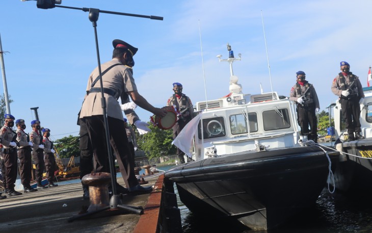 Kapolda Irjen Pol Drs Teguh Sarwono MSi Bengkulu Tabur Bunga di Laut
