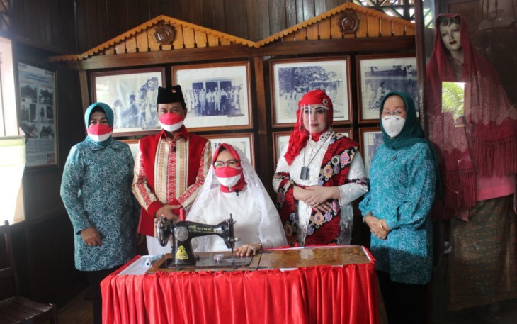 Bupati Mendampingi Ketua Tp Pkk Bengkulu Tengah Menjahit Bendera Merah Putih Untuk Di Kibarkan Pada Hari Kemerdekaan Ke-76 Republik Indonesia 