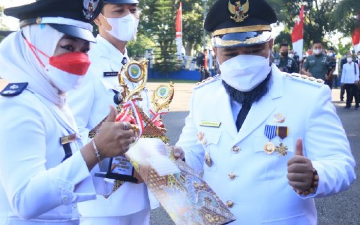 Walikota Helmi Berikan Kado Terindah Untuk Tiga Kelurahan Pemenang Lomba Tingkat Kota di HUT ke-76 RI